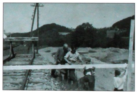 1940 r. Budowa bocznicy kolejowej przy Spdzielni pod nadzorem in. A. Parzyskiego